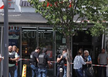 Attacco con coltello a Parigi, fermato un uomo