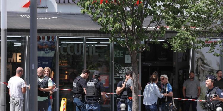 Attacco con coltello a Parigi, fermato un uomo