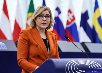AI Act, dal 2 agosto etichette per i deepfake