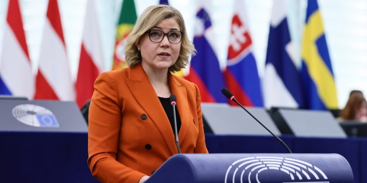 AI Act, dal 2 agosto etichette per i deepfake