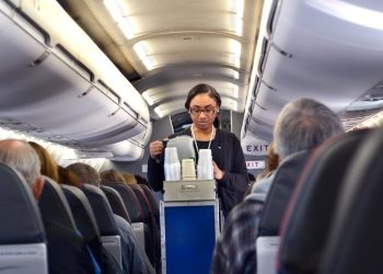 American Airlines riporta gli schermi sui sedili