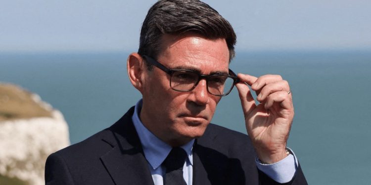 Burnham promette una stretta sulla migrazione illegale