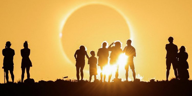 Eclissi solare, la totalità attraversa la Spagna