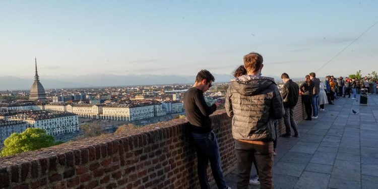 Lavoro giovanile, l’Italia resta indietro nonostante i progressi