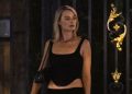 Margot Robbie, a Parigi look nero alla Samantha Jones