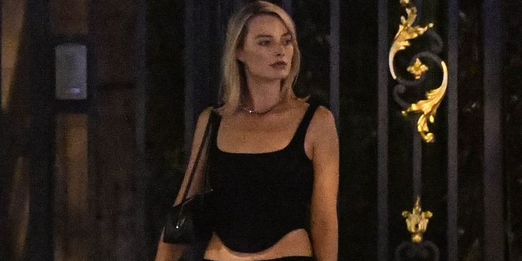 Margot Robbie, a Parigi look nero alla Samantha Jones