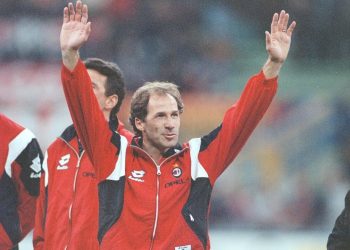 Milano saluta Franco Baresi tra cori e fischi