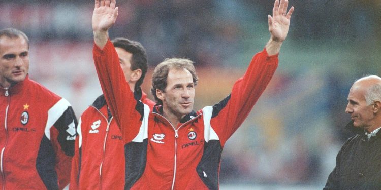 Milano saluta Franco Baresi tra cori e fischi