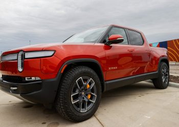 Tesla FSD e Rivian Autonomy+ a confronto