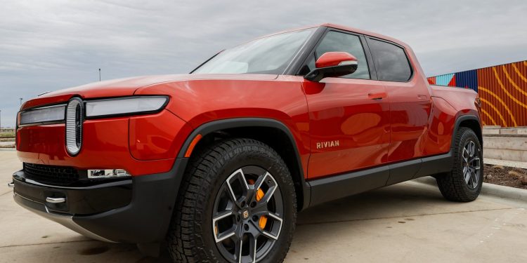 Tesla FSD e Rivian Autonomy+ a confronto