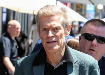Willem Dafoe rilancia il colletto oversize