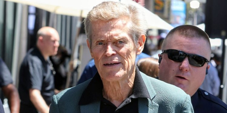 Willem Dafoe rilancia il colletto oversize